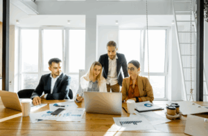 Equipo trabajando en estrategia digital en México